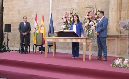 La socialista Concha Andreu promete su cargo frente a la Constitución Española y el Estatuto de Autonomía.