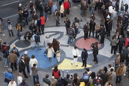 El mosaic de la Rambla fa 10 anys, el dia que es va tornar a descobrir després de restaurar-lo.