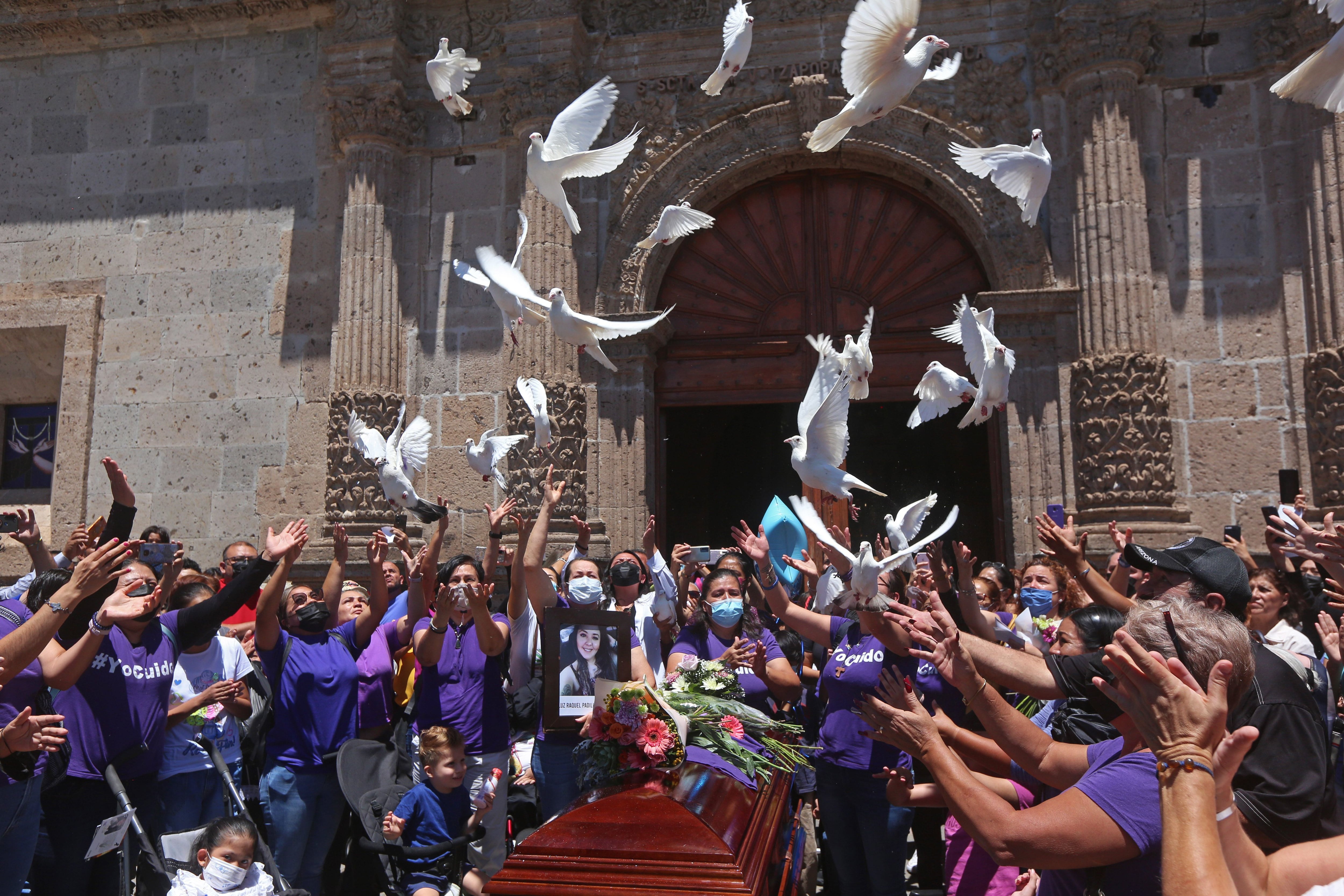 Familiares y amigos de Luz Raquel Padilla en su misa de entierro en Zapopan (Estado de Jalisco), en julio de 2022.