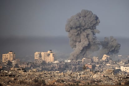 Una columna de humo se eleva tras una explosión a causa de un ataque aéreo israelí, en la parte norte de la franja de Gaza, en una imagen tomada desde la ciudad israelí de Sderot este jueves. 