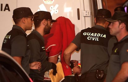 Agentes de la Guardia Civil custodian al asesino confeso de una menor en Chella.