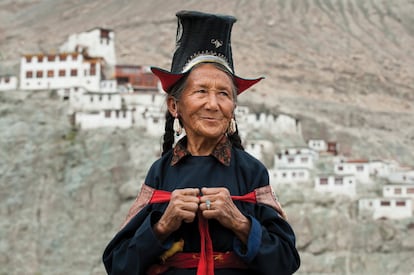 Una anciana matriarca de Ladakh, en India. Hasta hoy, las medidas para mejorar el suministro de energía han tenido resultados poco satisfactorios debido a la baja priorización y la incapacidad para abordar los desafíos que implican la lejanía y la complejidad orográfica de la región.