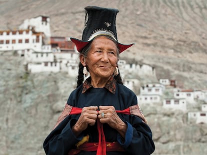 Una anciana matriarca de Ladakh, en India. Hasta hoy, las medidas para mejorar el suministro de energía han tenido resultados poco satisfactorios debido a la baja priorización y la incapacidad para abordar los desafíos que implican la lejanía y la complejidad orográfica de la región.