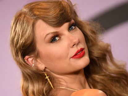 Taylor Swift, tras ganar seis premios de los Annual American Music Awards, en noviembre de 2022.