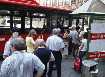 Varios usuarios hacen cola en una parada de Bilbobus.