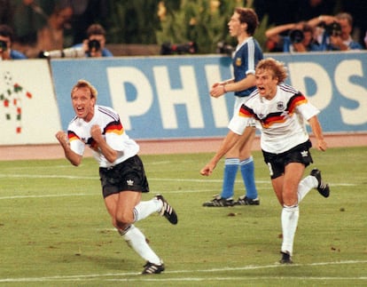 Andreas Brehme, a la izquierda, celebra el gol de la victoria en el Mundial de Italia 1990 junto a su compañero en la selección de Alemania, Jürgen Klinsmann.