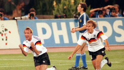 Andreas Brehme, a la izquierda, celebra el gol de la victoria en el Mundial de Italia 1990 junto a su compañero en la selección de Alemania, Jürgen Klinsmann.