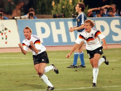 Andreas Brehme, a la izquierda, celebra el gol de la victoria en el Mundial de Italia 1990 junto a su compañero en la selección de Alemania, Jürgen Klinsmann.