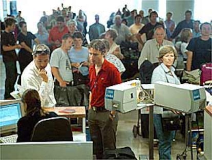 Pasajeros a la espera de facturar sus equipajes, ayer en el aeropuerto de L'Altet.