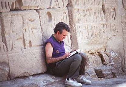 Terenci Moix, en el templo de Medinet Habu, en 1989.