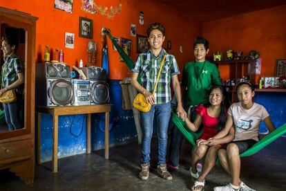 José, 16 anos, com a mãe e seus irmãos. Ainda não sabe se é muxe, mas já se maquia e às vezes porta acessórios femininos, como bolsas.