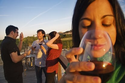 Algunos estudios han fijado en media copa la cantidad óptima de vino diaria.