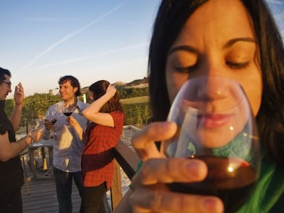 Algunos estudios han fijado en media copa la cantidad óptima de vino diaria.