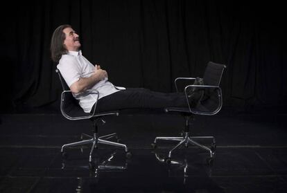 Luis Cobos en el auditorio de la Sociedad de Artistas de España, organismo que preside.