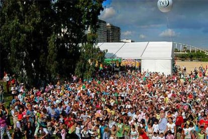 Familias que tuvieron niños gracias a tratamientos del Instituto Valenciano de Infertilidad, ayer, durante la fiesta organizada en el Jardín del Turia.