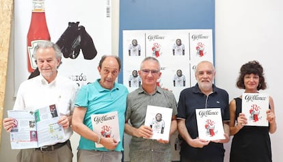 Fernando Mir y Pepe Ribas, primeros por la izquierda, junto a parte del equipo de &#039;Ajoblanco&#039;. 