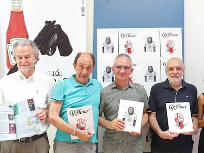 Fernando Mir i Pepe Ribas, primers per l'esquerra, amb part de l'equip de 'Ajoblanco'.