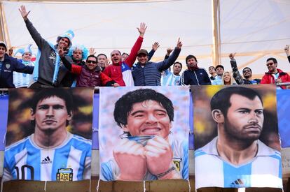 Seguidores de Argentina con dibujos de Mascherano, Maradona y Messi.