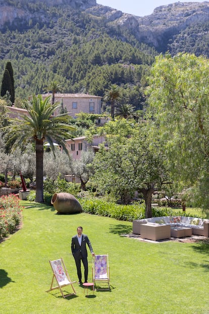 Thomas Moons, director general del establecimiento, en uno de los numerosos jardines que salpican el hotel.