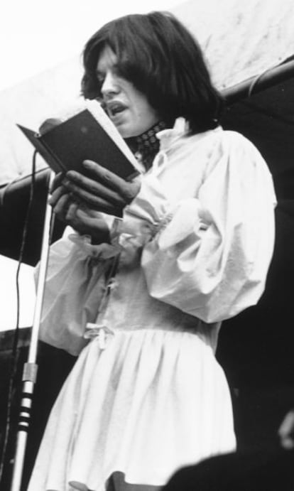 Mick Jagger leyendo un poema del poeta Shelley en escenario del Hyde Park vistiendo un traje-falda.