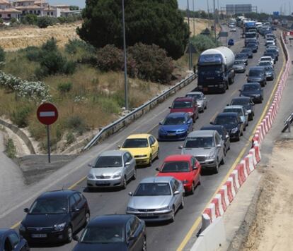 La masiva salida de vecinos de Sevilla hacia las playas de Huelva ocasiona un atasco de 25 kilómetros.
