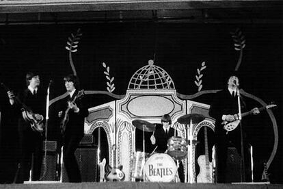 Los Beatles tocaron en sus dos conciertos españoles sólo 35 minutos, que costaron entre 75 y 450 pesetas -ellos ganaron cerca del millón y medio-. Doce canciones entre las que sonaron Cant buy me love, I feel fine y Twist and shout. Eso sí, un amplio cartel de teloneros: Los Pekenikes, Torrebruno, Juan Cano, Los Rustiks, Beat Chicks y Modern Four en Madrid y Los Sirex en Barcelona.