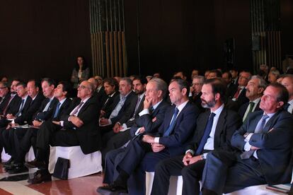 En primera fila, de izquierda a derecha, los ejecutivos Jorge Miarnau (Comsa), Antonio García Ferrer (ACS), Manuel Manrique (Sacyr), Salvador Alemany (Abertis), Juan Miguel Villar Mir (OHL), Íñigo Meirás (Ferrovial), Juan Ignacio Entrecanales (Acciona) y Joaquín Ayuso (Ferrovial)