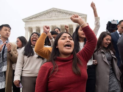 Una protesta de los 'dreamers', a la salida de la vista en el Supremo, en Washington.