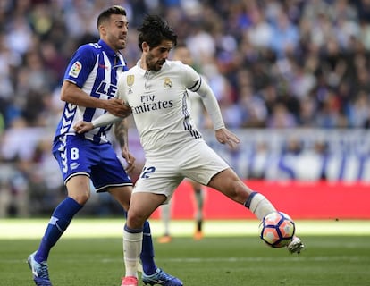 Isco controla el balón ante el jugador del Alavés, Víctor Camarasa.