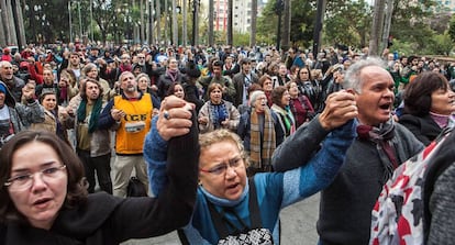 Acto delante de la Catedral Metropolitana, en S&atilde;o Paulo, contra el asesinato del recolector Ricardo Nascimento por parte de la Polic&iacute;a Militar