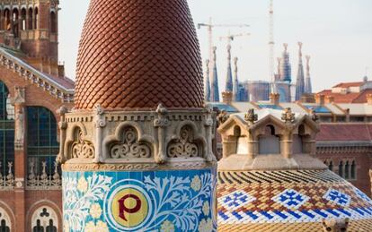 Azulejos en forma de escamas y baldosas cerámicas decoran las cubiertas del Hospital de Sant Pau.