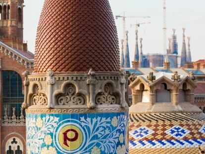 Azulejos en forma de escamas y baldosas cerámicas decoran las cubiertas del Hospital de Sant Pau.