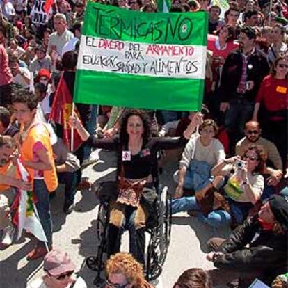 Una mujer porta una pancarta con una recomendación para el Gobierno, ayer, en Rota.