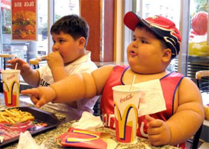 Dos niños rusos disfrutan de una comida en un restaurante en Georgia.