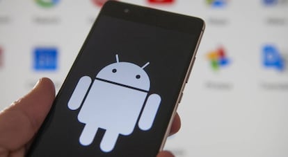 Un móvil con un logo del sistema operativo Android.