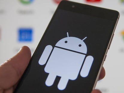 Un móvil con un logo del sistema operativo Android.