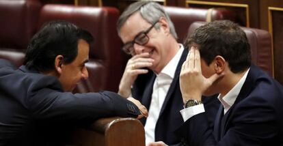 El coordinador general del PP y diputado de este partido, Fernando Martínez-Maíllo, (i), conversa con el presidente de Ciudadanos, Albert Rivera (d), y el secretario general, José Manuel Villegas, durante una sesión de Control al Gobierno.