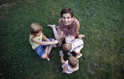 Eva María Bernal tiene tres hijos: el mayor fue concebido por reproducción asistida con semen de donante; para tener a los dos pequeños empleó embriones donados. / Carlos Rosillo