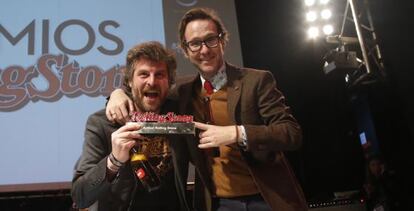 Ra&uacute;l Cimas recibe el premio Actitud Rolling Stone de su compa&ntilde;ero Joaqu&iacute;n Reyes