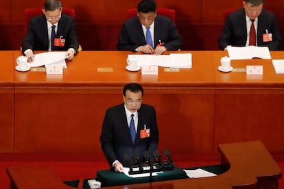 O primeiro-ministro chinês, Li Keqiang, apresenta o relatório de trabalho do Governo na cerimônia inaugural da sessão legislativa anual.