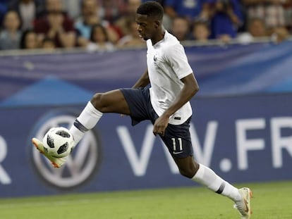 Dembele controla el balón, en Niza.