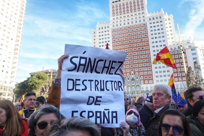 Una persona muestra un cartel que acusa a Pedro Sánchez de destruir España durante una manifestación del PP contra la amnistía en Madrid en 2024.