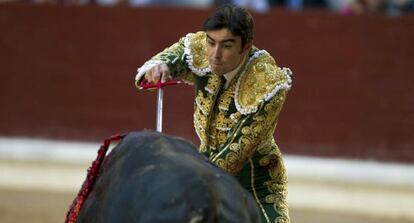 Perera entra a matar a su primer toro en la corrida del pasado día 6 en Vitoria.