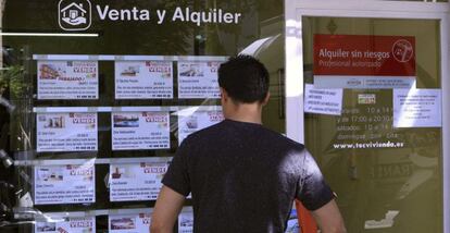 Vista de un escaparate de una inmobiliaria en Madrid, con anuncios de pisos en venta. 