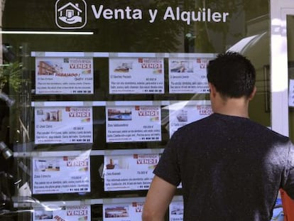 Vista de un escaparate de una inmobiliaria en Madrid, con anuncios de pisos en venta. 