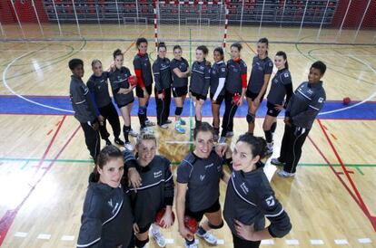 Las selección femenina de balonmano; atrás, las 12 que juegan fuera de España y al frente las cuatro que aún militan en clubes españoles.