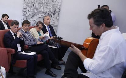 De izquierda a derecha, José Manuel Gómez Bravo, Carlos Andradas, Santiago Martínez Lage y José Miguel Rodríguez Tapia, en la Biblioteca Marqués de Valdecilla de la Universidad Complutense.