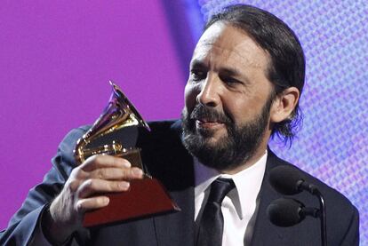 Juan Luis Guerra, con uno de sus tres <i>grammys.</i>