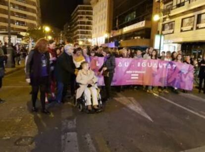 La intelectual Celia Amorós, el silla de ruedas, el pasado viernes en la manifestación de Valencia.