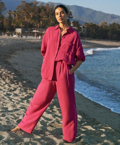 Total look de camisa oversize fucsia (45,99 €) y pantalón largo de lino (39,99 €), de OYSHO.